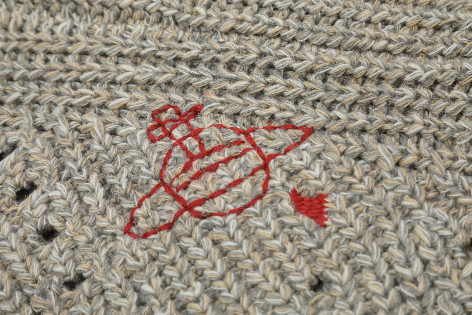 VIVI117# vivienne west wood Queen Mother of the West Vivienne Saturn Heavy-duty multi-needle craft cardigan Heavy original mold opening This truth be told, no one except my family would be willing to make it. The complexity of the weaving pieces is visible to the naked eye. It is time-consuming and labor-intensive. The high-gram weight wool blended garment is substantial. The highest quality in the entire network. Order with confidence - full range of correct accessories. Every detail is completely restored. Directly stretched. Size: S - M - L Color: uniform color